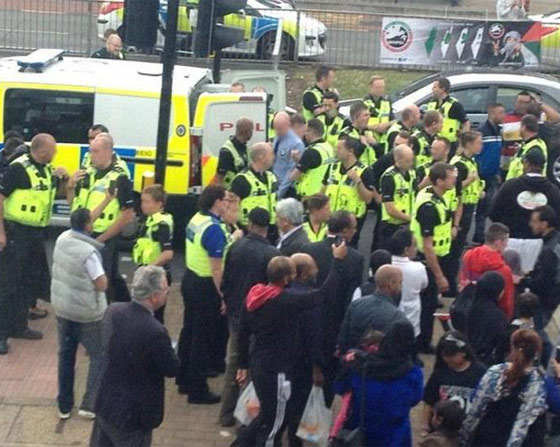 متضامنون مع غزة يدمرون متجرا يبيع منتجات اسرائيلية في بريطانيا  صورة رقم 3