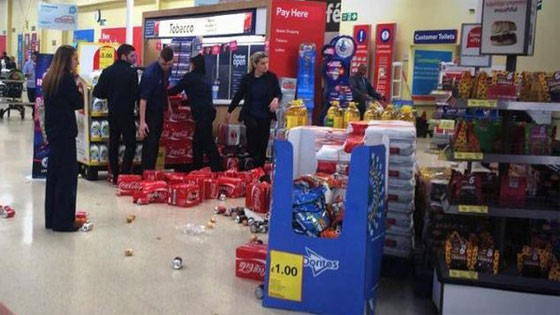 متضامنون مع غزة يدمرون متجرا يبيع منتجات اسرائيلية في بريطانيا  صورة رقم 1