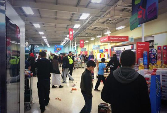 متضامنون مع غزة يدمرون متجرا يبيع منتجات اسرائيلية في بريطانيا  صورة رقم 4