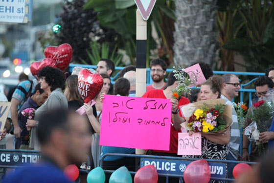 احتجاجات واعمال عنف امام قاعة افراح بزفاف عربي من يهودية صورة رقم 6