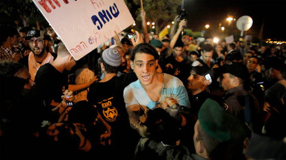 احتجاجات واعمال عنف امام قاعة افراح بزفاف عربي من يهودية صورة رقم 3