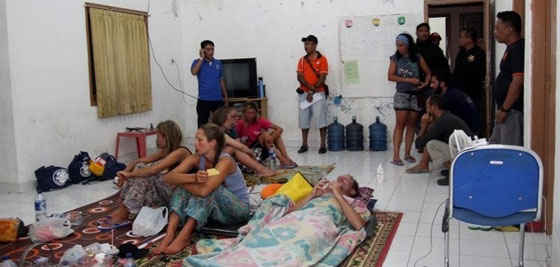 العثور على 13 سائحا كانوا في عداد المفقودين بعد غرق قارب صورة رقم 1