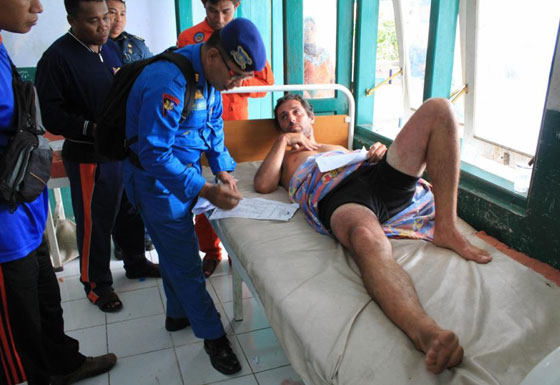 العثور على 13 سائحا كانوا في عداد المفقودين بعد غرق قارب صورة رقم 3