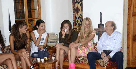 بالصور.. وليد جنبلاط اعتقد بان زيارة الحسناوات له مخطط داعشي! صورة رقم 2