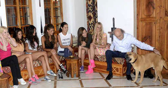 بالصور.. وليد جنبلاط اعتقد بان زيارة الحسناوات له مخطط داعشي! صورة رقم 3