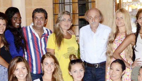 بالصور.. وليد جنبلاط اعتقد بان زيارة الحسناوات له مخطط داعشي! صورة رقم 1