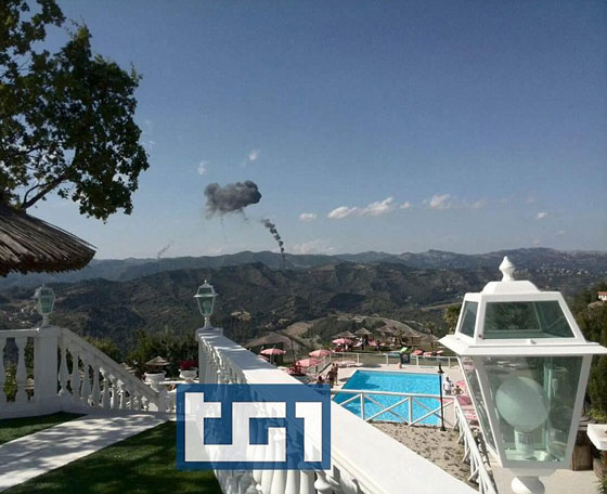 صور في الجو.. اصطدام مرعب بين طائرتين مقاتلتين  صورة رقم 2