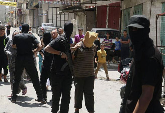 قصص الاعدامات في غزة.. أحد العملاء سلمته عائلته للمقاومة صورة رقم 2