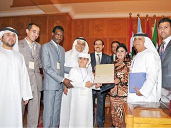 صور اديب البلوشي أصغر عالم عربي: رفض والداه اجهاضه فكافأهما الله بطفل نابغة صورة رقم 7