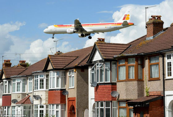 يوميا.. اكثر من 1280 طائرة تهز اكثر شوارع بريطانيا ضوضاء!! صورة رقم 11