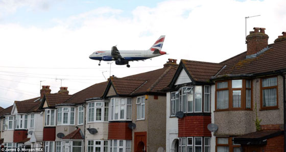 يوميا.. اكثر من 1280 طائرة تهز اكثر شوارع بريطانيا ضوضاء!! صورة رقم 12
