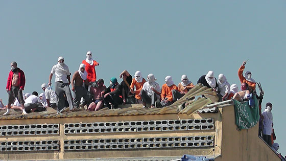 مقتل 4 سجناء ومراقبين في تمرد داخل سجن بالبرازيل صورة رقم 3