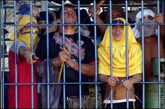 مقتل 4 سجناء ومراقبين في تمرد داخل سجن بالبرازيل صورة رقم 5