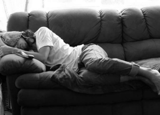 ثمل نام على اريكته فاستيقظ في بيت غريب ومحاط بالشرطة صورة رقم 1