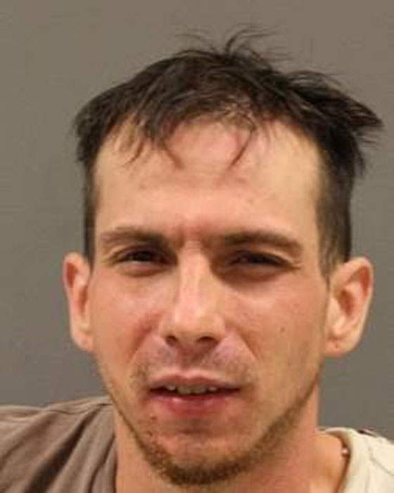 ثمل نام على اريكته فاستيقظ في بيت غريب ومحاط بالشرطة صورة رقم 2