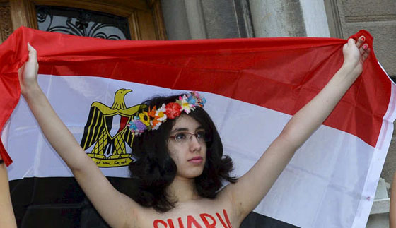 المصرية علياء المهدي تتعرى فوق علم داعش وتتلقى تهديدات بالذبح صورة رقم 3