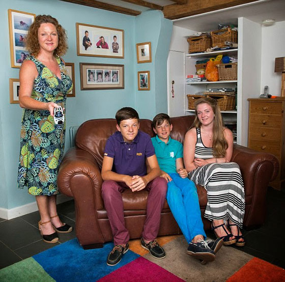 بالصور.. بريطانية تقف شهرا كاملا ممتنعة عن الجلوس صورة رقم 4