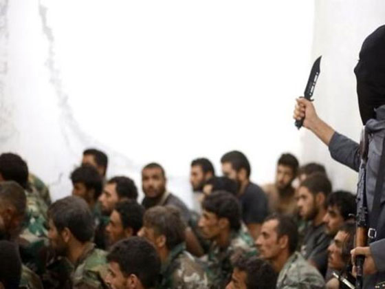 بالصور: غنائم داعش من مطار الطبقة.. بينها اسلحة متوسطة وطائرة سوخوي صورة رقم 10