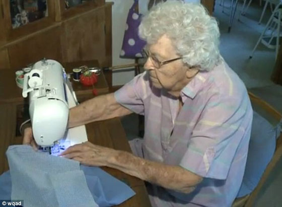 عجوز امريكية تخيط فستانا كل يوم لأطفال أفريقيا الفقراء صورة رقم 1