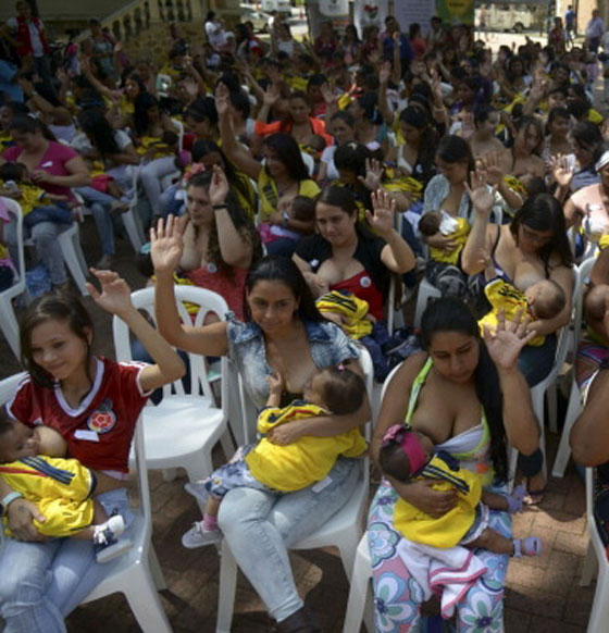 انتصارا للامومة.. كولومبيات يرضعن صغارهن في اماكن عامة صورة رقم 2