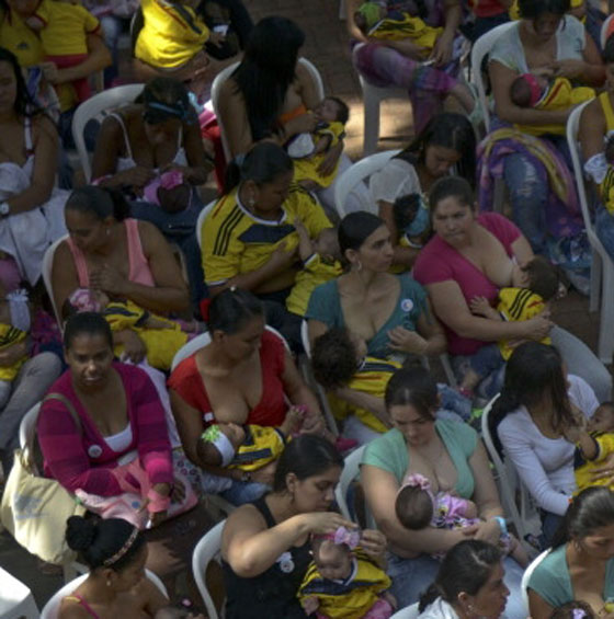 انتصارا للامومة.. كولومبيات يرضعن صغارهن في اماكن عامة صورة رقم 3