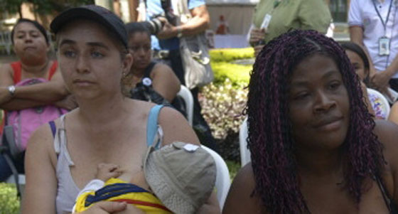 انتصارا للامومة.. كولومبيات يرضعن صغارهن في اماكن عامة صورة رقم 1