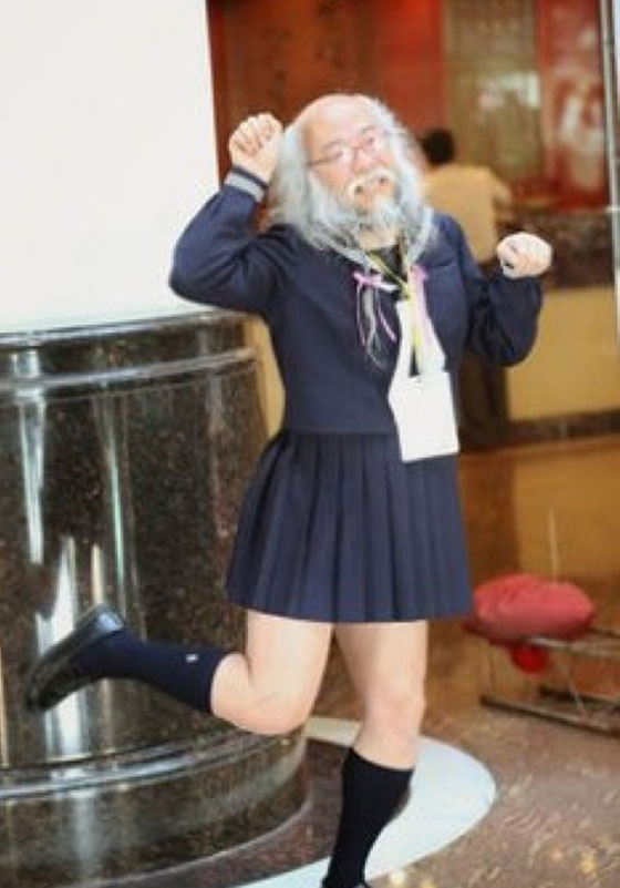 بالصور.. ملابس المراهقات تبهر يابانيا فيرتديها ويتجول في الشوارع صورة رقم 5