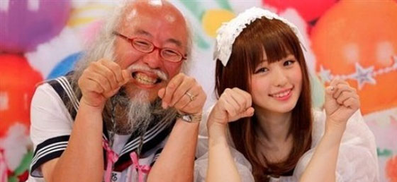 بالصور.. ملابس المراهقات تبهر يابانيا فيرتديها ويتجول في الشوارع صورة رقم 3