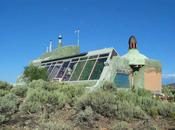  شاهد بالصور.. شيدوا قصورا بأجمل تصاميم من النفايات صورة رقم 1