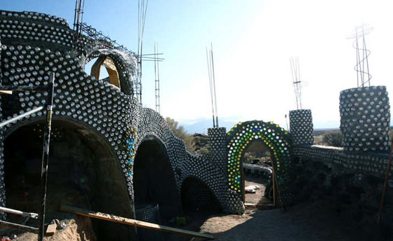  شاهد بالصور.. شيدوا قصورا بأجمل تصاميم من النفايات صورة رقم 4