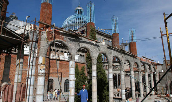  شاهد بالصور.. شيدوا قصورا بأجمل تصاميم من النفايات صورة رقم 6