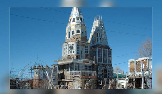  شاهد بالصور.. شيدوا قصورا بأجمل تصاميم من النفايات صورة رقم 9