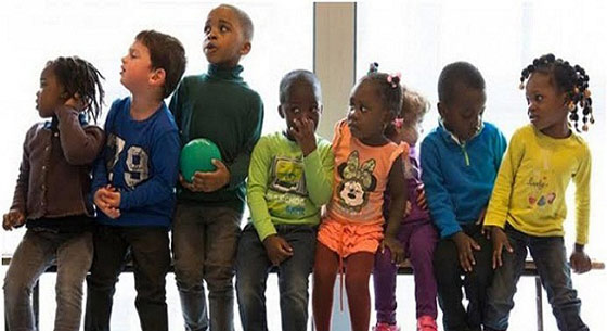 عدوى العنصرية تنتقل الى الفرنسيين وتستفزهم صورة لاطفال سود صورة رقم 1