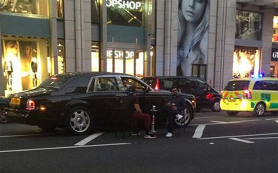العجب العجاب.. شباب عرب جلسوا وسط اهم شارع بلندن يدخنون الشيشة صورة رقم 1