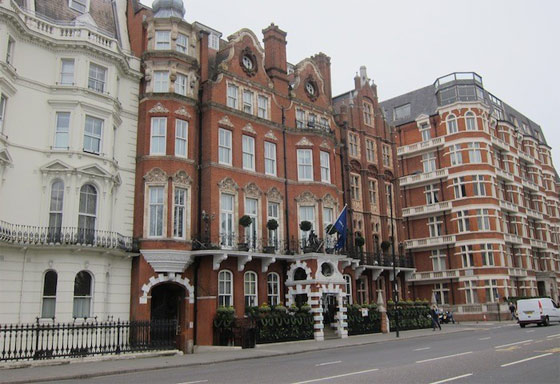 العجب العجاب.. شباب عرب جلسوا وسط اهم شارع بلندن يدخنون الشيشة صورة رقم 3