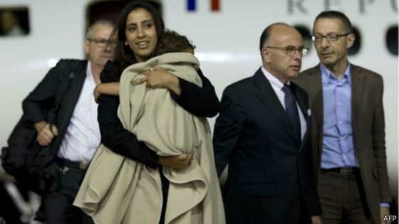  اصغر رهينة فرنسية في سوريا تعود الى حضن والدتها بسلام صورة رقم 3
