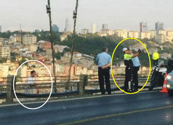 شرطي يلتقط سيلفي مع رجل مقدم على الانتحار بدل انقاذه! صورة رقم 1