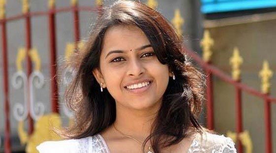 ضبطتها الشرطة على الحامي.. ممثلة هندية تمارس الفجور صورة رقم 4