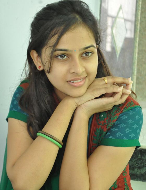 ضبطتها الشرطة على الحامي.. ممثلة هندية تمارس الفجور صورة رقم 7