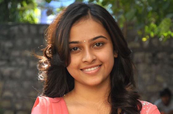 ضبطتها الشرطة على الحامي.. ممثلة هندية تمارس الفجور صورة رقم 10