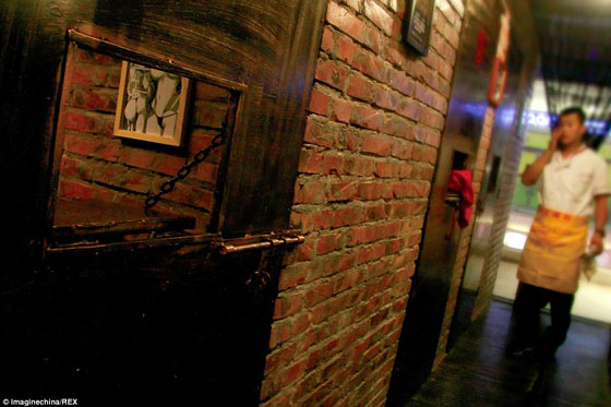 طريقة مستحدثة لجلب الزبائن.. مطعم اشبه ما يكون بالسجن.. شاهده بالصور!! صورة رقم 8