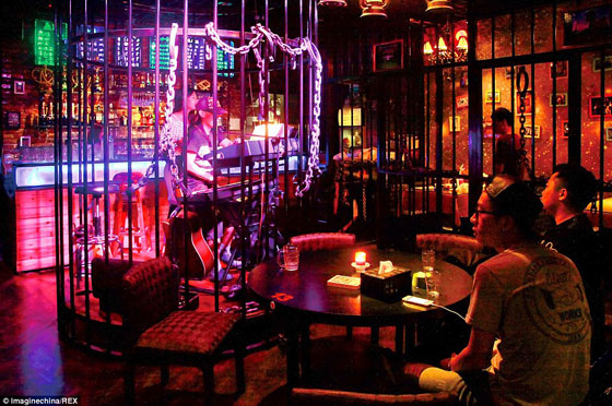 طريقة مستحدثة لجلب الزبائن.. مطعم اشبه ما يكون بالسجن.. شاهده بالصور!! صورة رقم 5