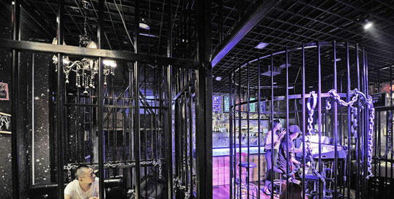 طريقة مستحدثة لجلب الزبائن.. مطعم اشبه ما يكون بالسجن.. شاهده بالصور!! صورة رقم 7