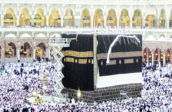 صور استبدال كسوة الكعبة المشرفة من ايام الخلفاء الراشدين لغاية اليوم صورة رقم 10