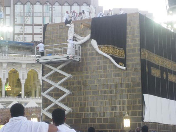 صور استبدال كسوة الكعبة المشرفة من ايام الخلفاء الراشدين لغاية اليوم صورة رقم 16