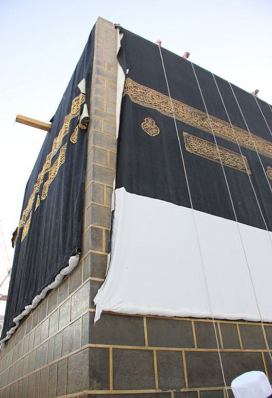 صور استبدال كسوة الكعبة المشرفة من ايام الخلفاء الراشدين لغاية اليوم صورة رقم 17