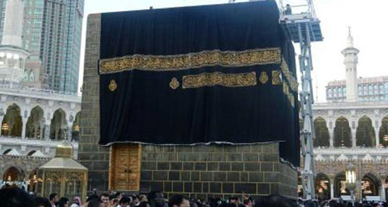 صور استبدال كسوة الكعبة المشرفة من ايام الخلفاء الراشدين لغاية اليوم صورة رقم 13