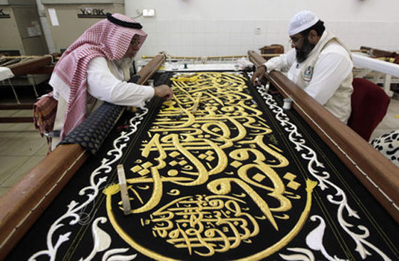 صور استبدال كسوة الكعبة المشرفة من ايام الخلفاء الراشدين لغاية اليوم صورة رقم 8