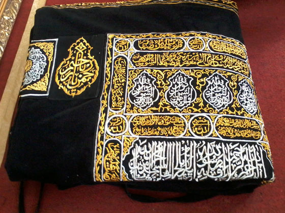 صور استبدال كسوة الكعبة المشرفة من ايام الخلفاء الراشدين لغاية اليوم صورة رقم 5