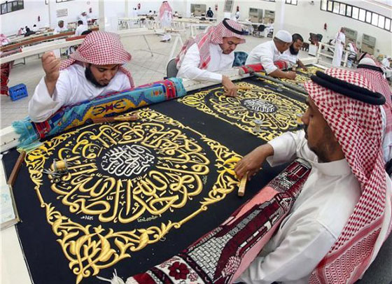 صور استبدال كسوة الكعبة المشرفة من ايام الخلفاء الراشدين لغاية اليوم صورة رقم 9